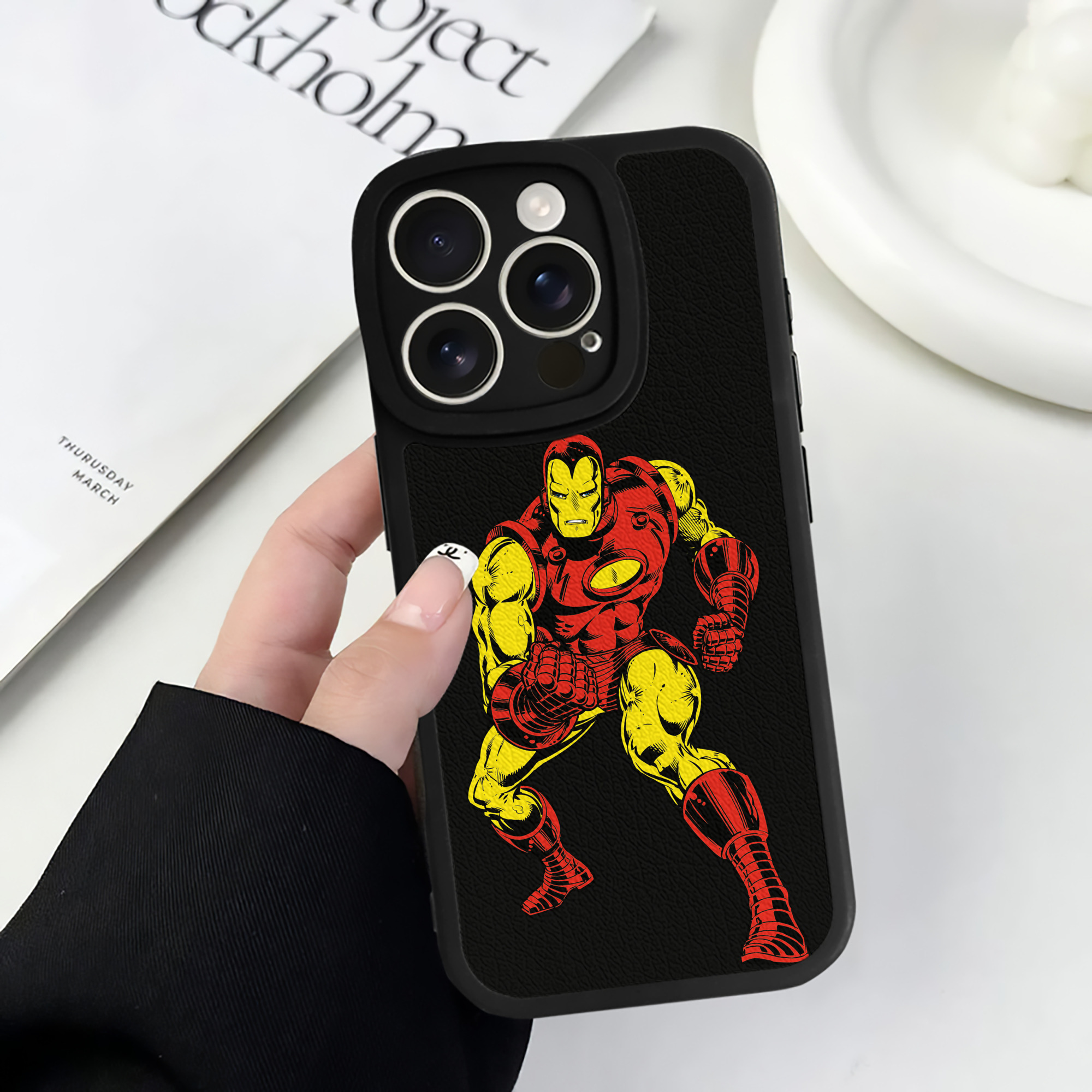 （画像用） アベンジャーズ The Avengers 【iPhone 16シリーズ対応】シリコンスマホケース（レザー調） 材質：シリコン